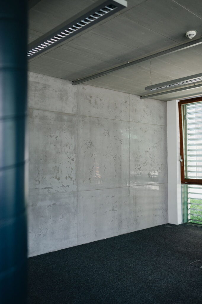 Moderne Wandgestaltung in Betonoptik mit strukturierter Oberfläche in einem Innenraum