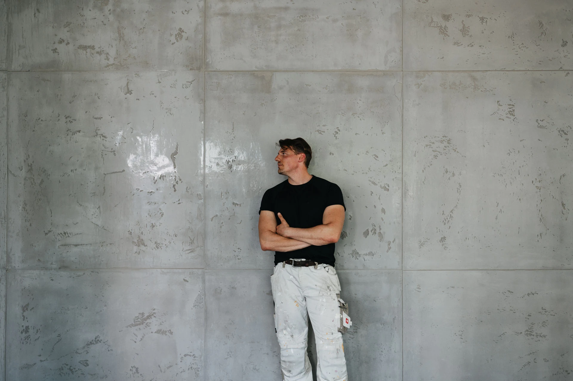 Malermeister Fabian Baumgartner-Kofler vor hochwertiger Kreativoberfläche in Betonoptik