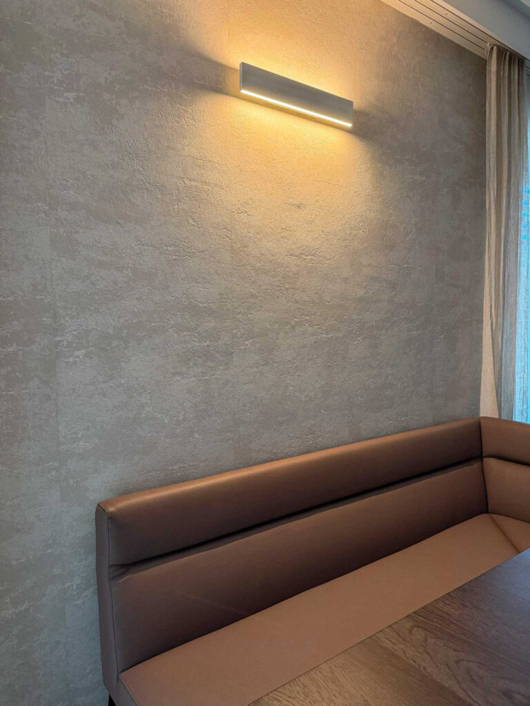 Strukturtapete hinter einer Sitzbank im Esszimmer