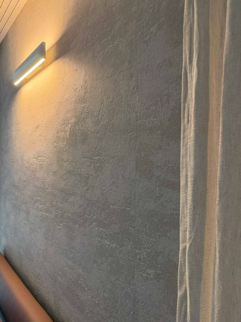 Strukturierte Tapete mit warmer Lichtwirkung im Wohn- und Essbereich