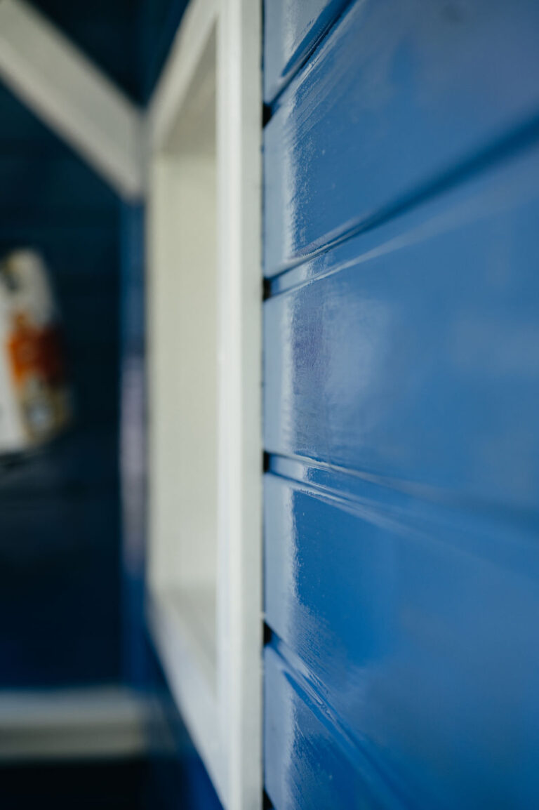 Detail einer blauen Holzfassade