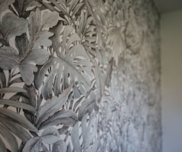 Detail einer Mustertapete mit Blattmuster