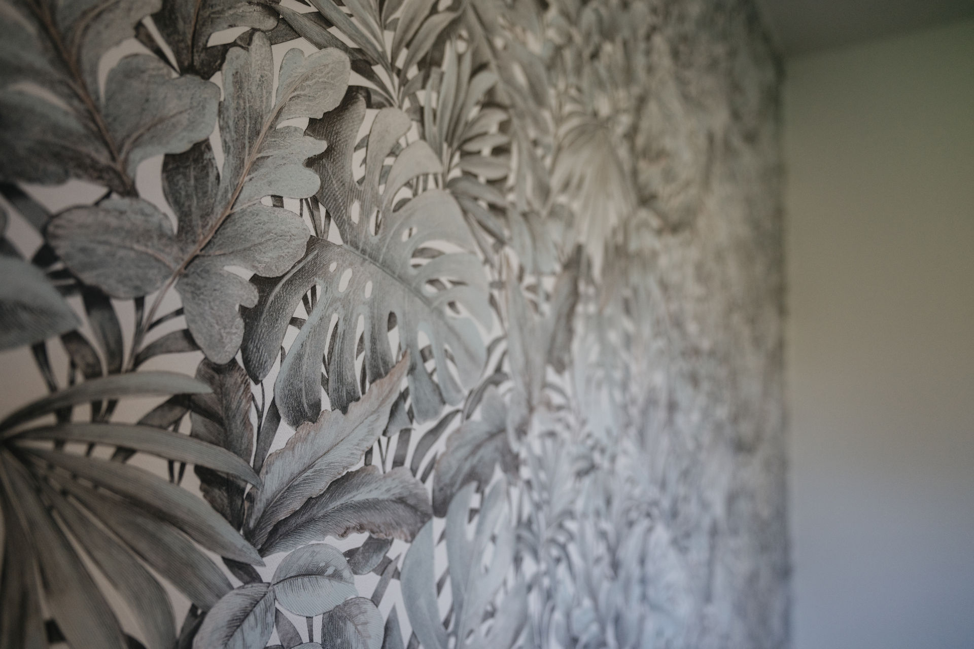 Detail einer Mustertapete mit Blattmuster