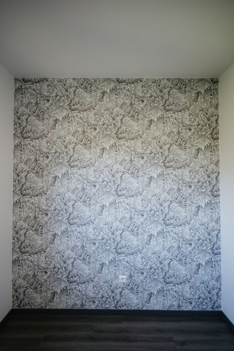 Tapetenwand mit Blattmuster